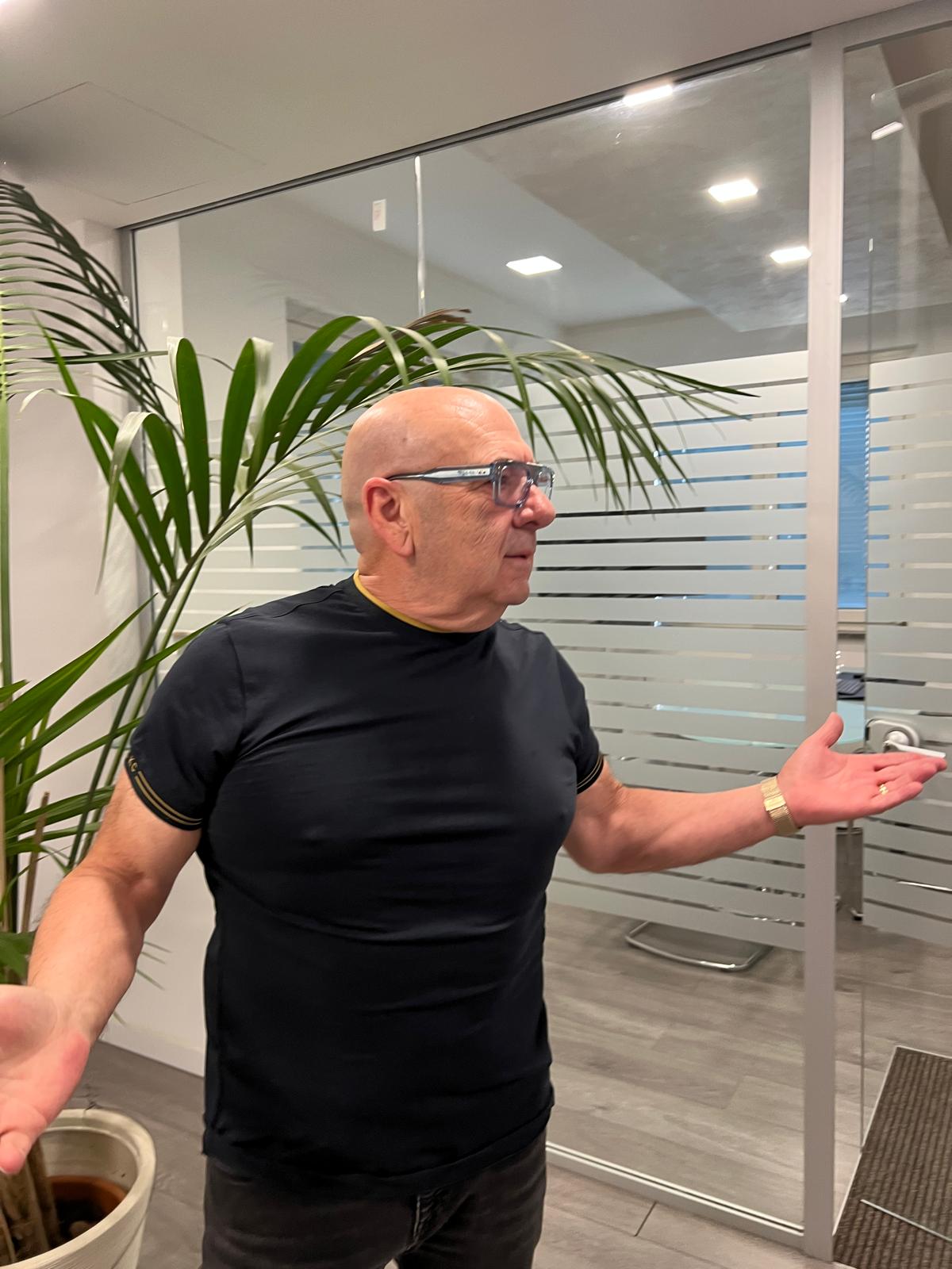 Mario De Filpo in ufficio, gesto aperto: niente guru, solo un artigiano che parla agli artigiani