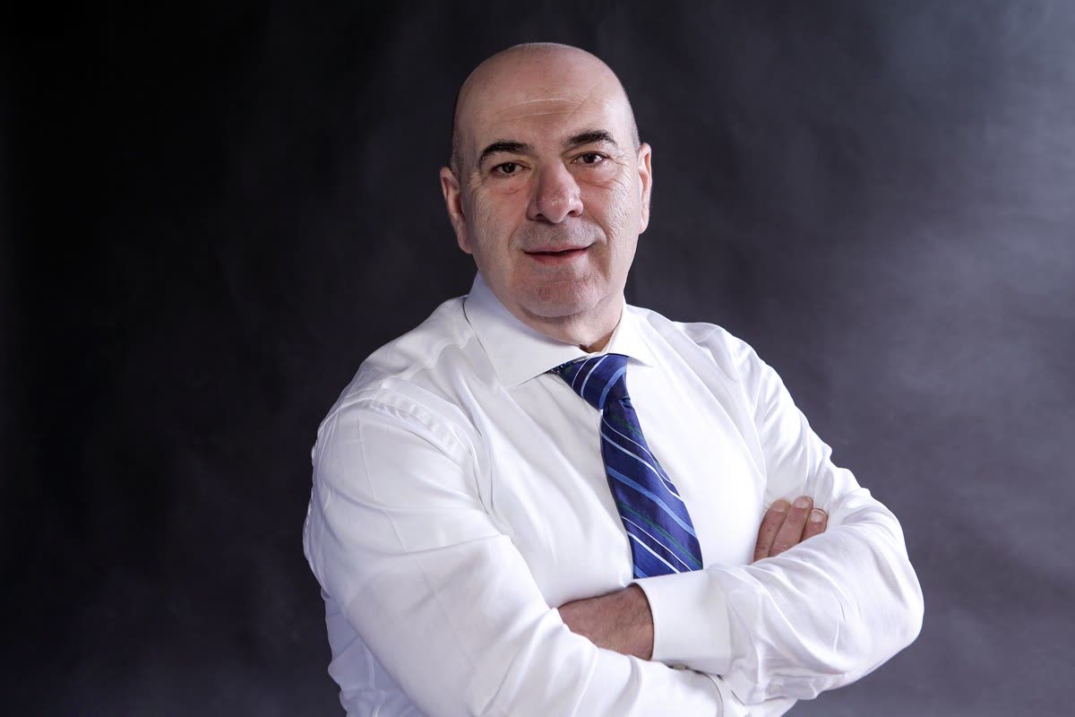 Ritratto di Mario De Filpo, braccia conserte, su fondo scuro