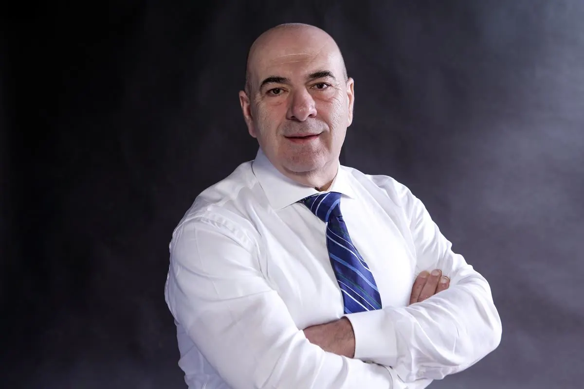 Ritratto di Mario De Filpo, braccia conserte