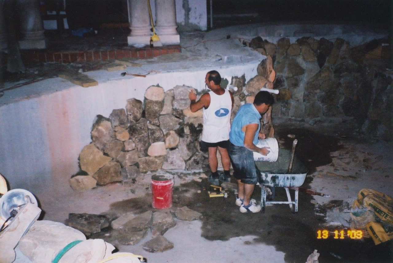 Lavoro notturno su un muro in pietra