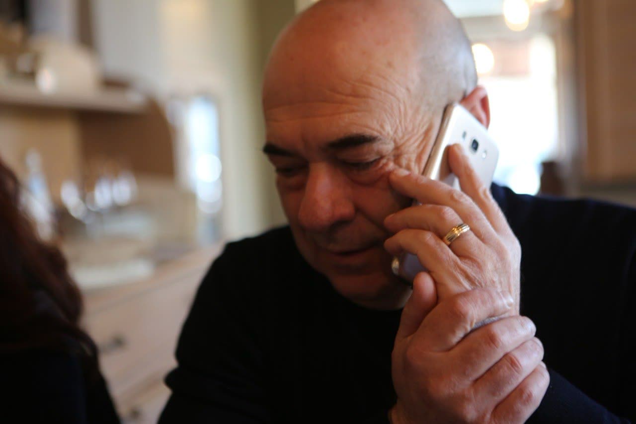 Dettaglio: un uomo al telefono, la fede all'anulare