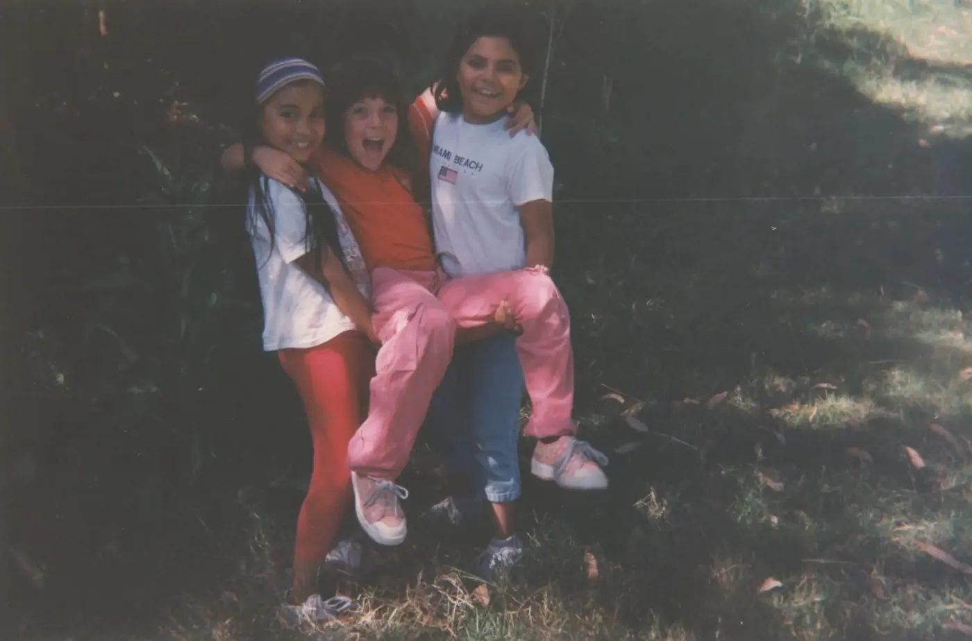 Donna e due bambine sdraiate sul prato