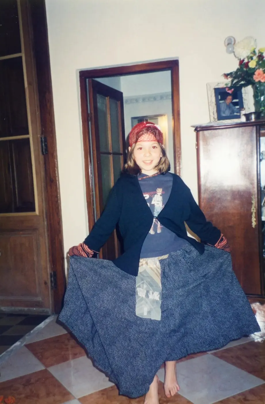 Jessica in casa con una gonna di jeans