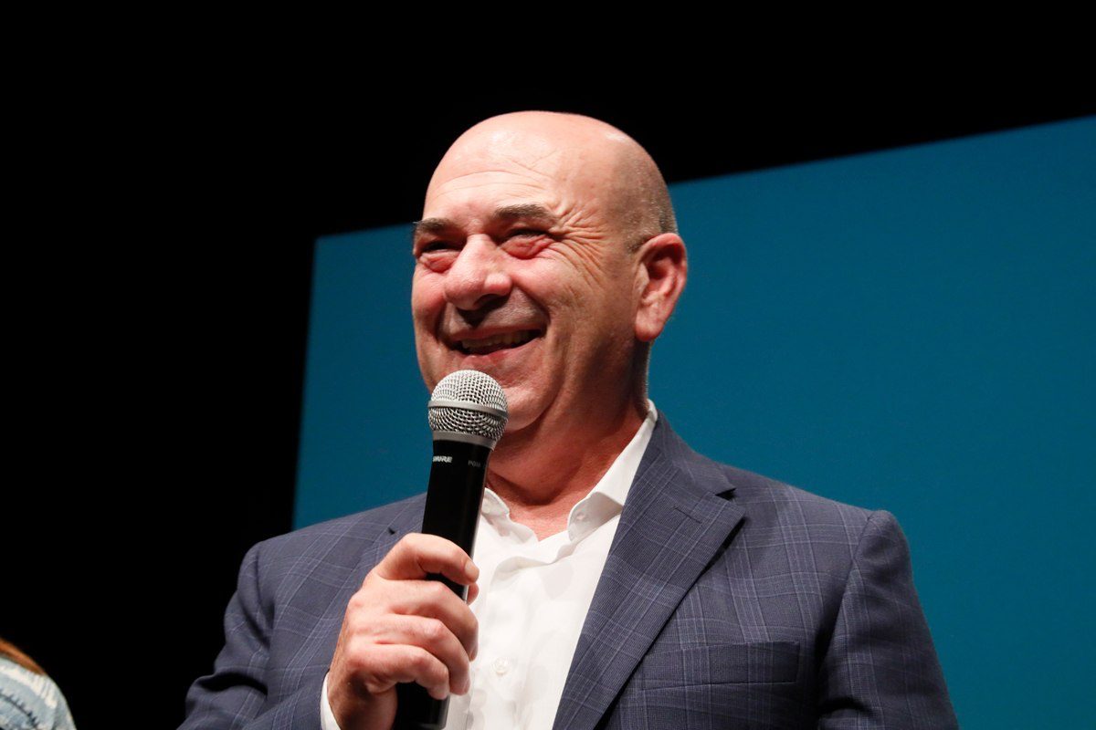 Mario De Filpo sul palco con il microfono, sorridente