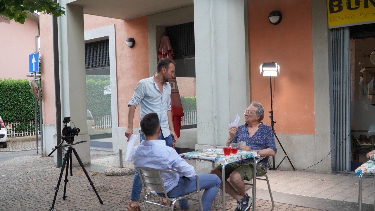 Scena girata al Bar Bonsai con un attore seduto al tavolino
