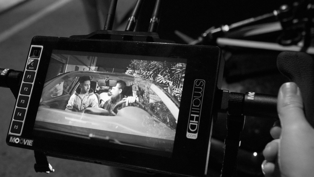 Monitor di scena in bianco e nero durante le riprese in auto