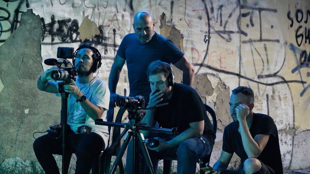 Mario dietro la troupe mentre guarda il monitor sul set