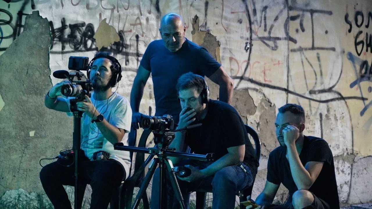 Mario dietro la troupe mentre guarda il monitor sul set