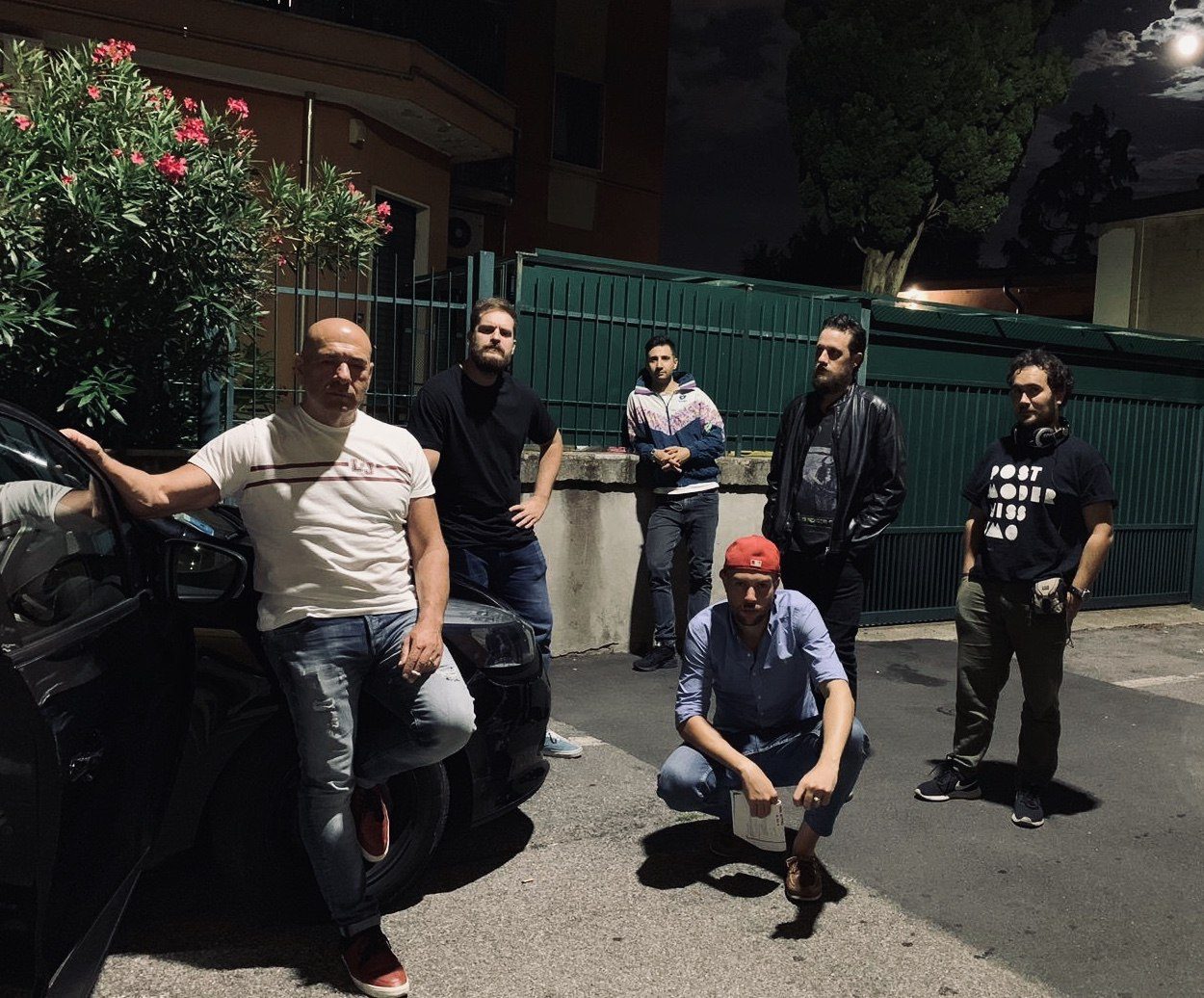 Foto di gruppo notturna della troupe del film ERIS