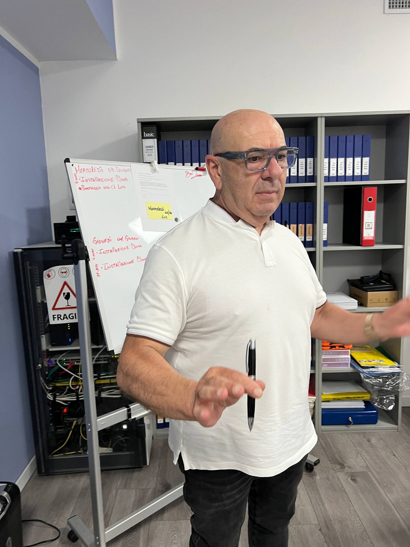 Mario De Filpo in ufficio davanti alla lavagna di pianificazione